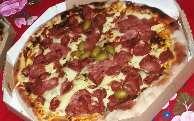 Pizza com borda recheada