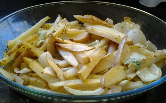 Batatas temperadas e assadas com casca