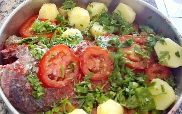 Corvina assada ao forno com vinho branco seco