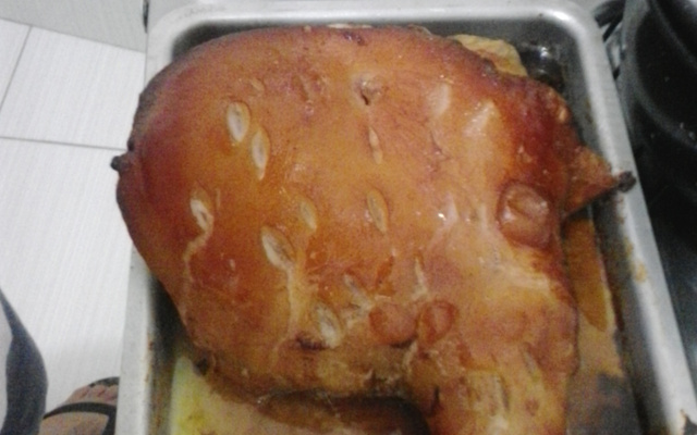 Pernil assado com cerveja e canela