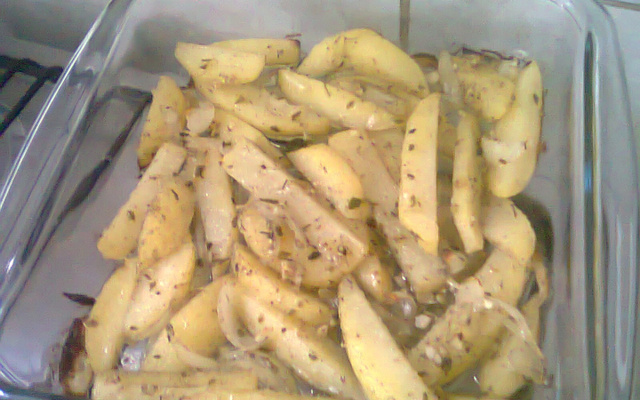 Batatas temperadas e assadas com casca