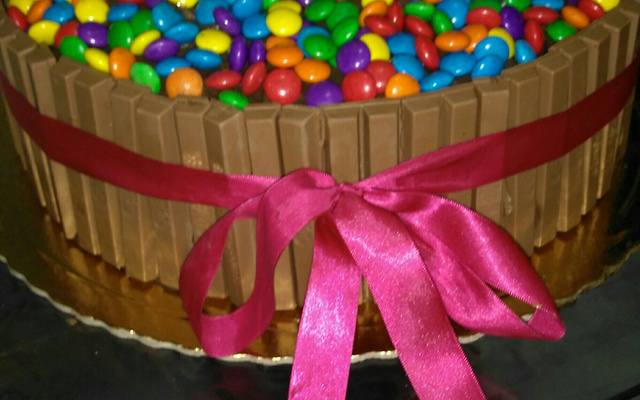 Bolo de aniversário com kit kat