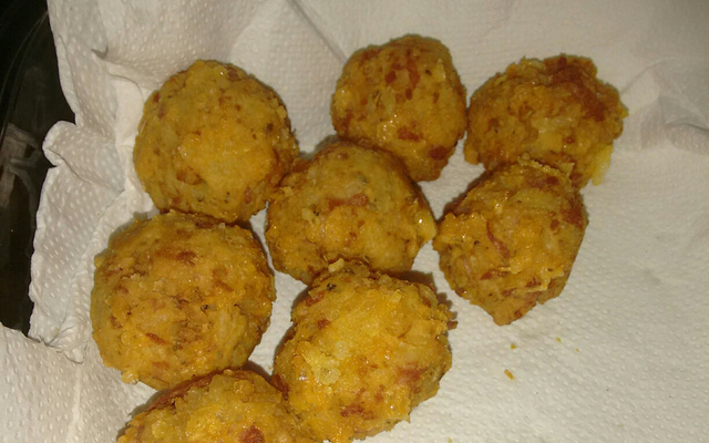 Bolinho de arroz com queijo e presunto