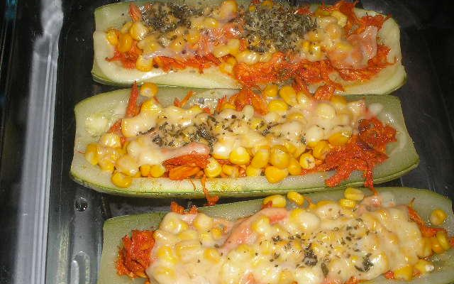 Abobrinha recheada de frango com queijo