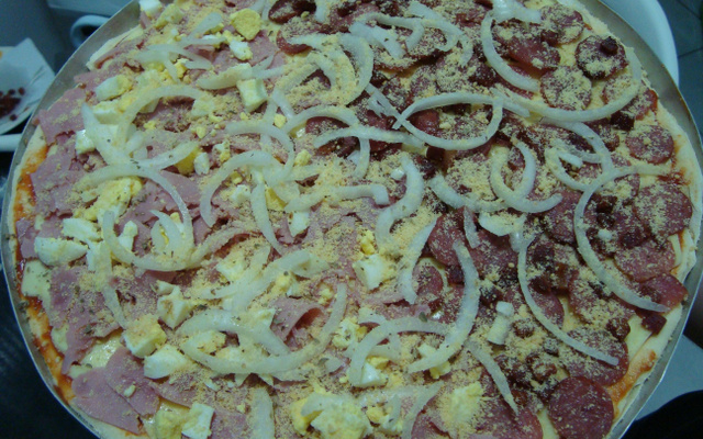 Pizza portuguesa e de calabresa