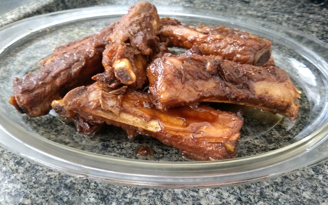 Costelinha de porco com molho de Shoyu e cebola