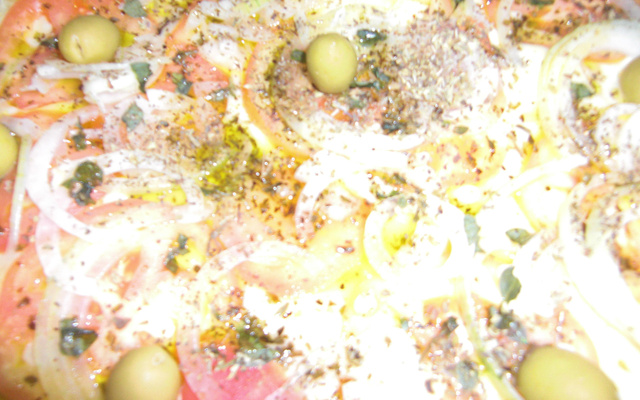 Escondidinho de pizza recheado com carne moída, presunto e queijo