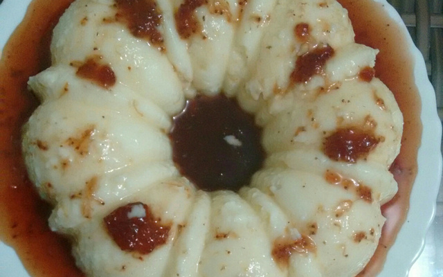 Manjar de coco com calda de morango