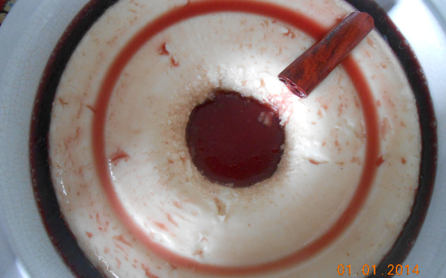 Manjar branco com calda de vinho