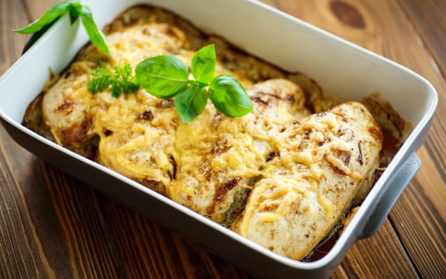 Peito de frango com molho branco e alecrim