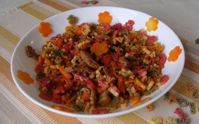 Macarrão fazendinha com carne e cenoura