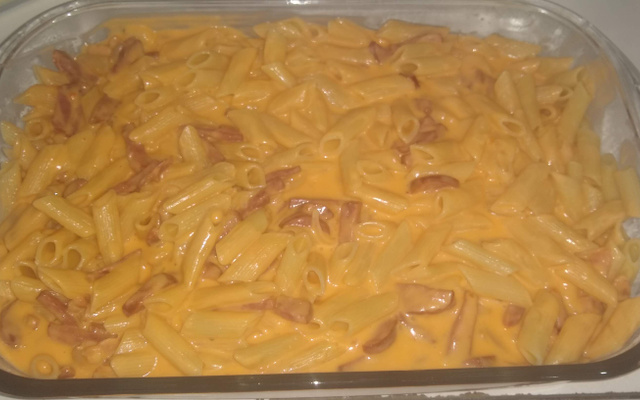 Macarrão com calabresa ao molho de cheddar