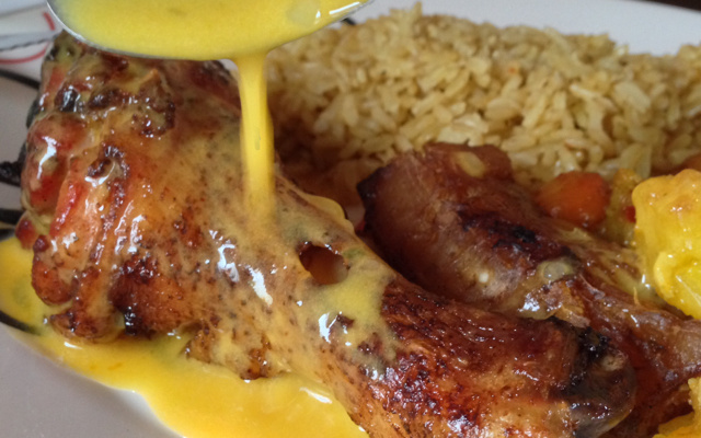 Frango ao molho de maracujá com pêras