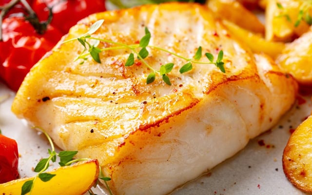 Filé de peixe assado no forno suculento e dourado sem ressecar