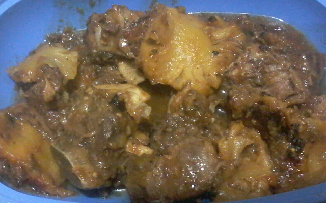 Costela na panela de pressão com fatias de abacaxi