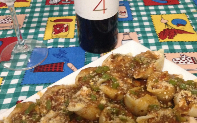 Conchiglione de salmão ao molho vermelho