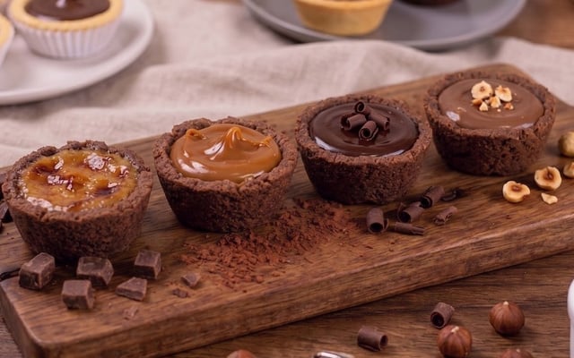 Empada doce com massa de chocolate recheada