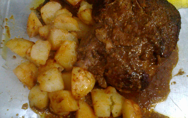 Carne assada no saquinho com batatas