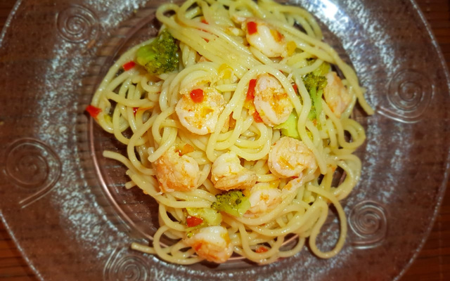 Macarronada com camarão e brócolis