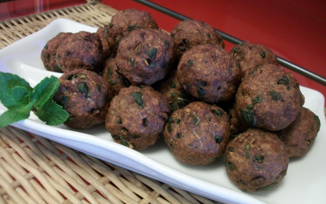 Bolinho de carne moída com hortelã