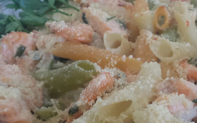 Macarrão com salmão e camarão