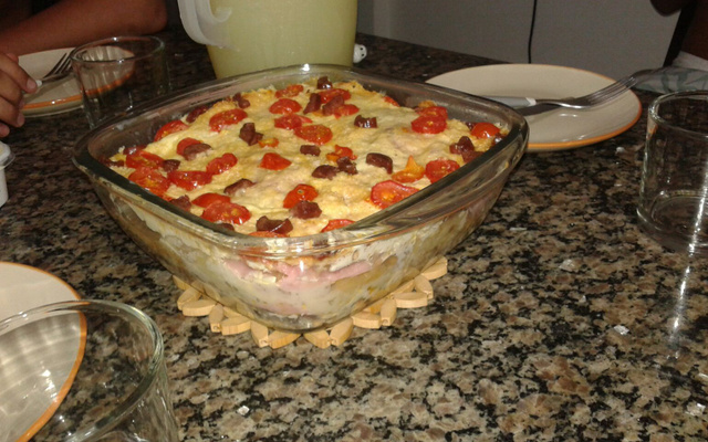 Torta de pão de forma com queijo e presunto