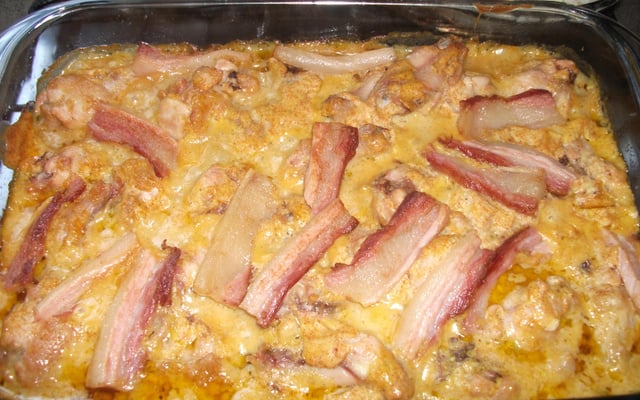 Coxa de frango assada com bacon