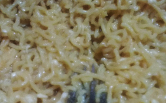 Macarrão instantâneo com queijo ao shoyu