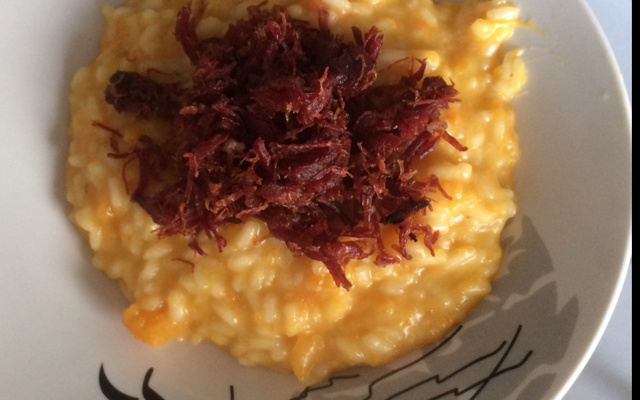 Risoto de abóbora com carne seca crocante