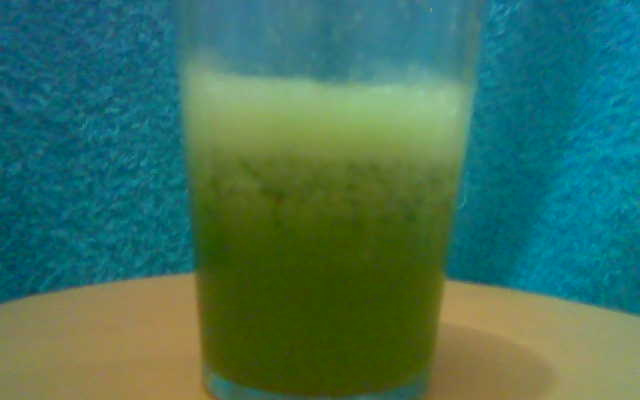 Suco de abacaxi com couve e limão