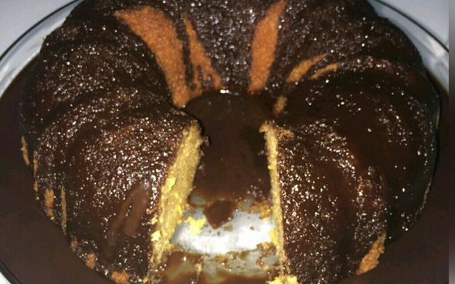 Bolo de milho com calda de chocolate