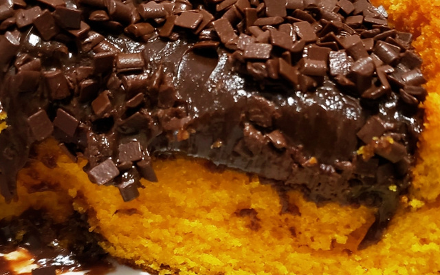 Bolo de cenoura com calda de chocolate