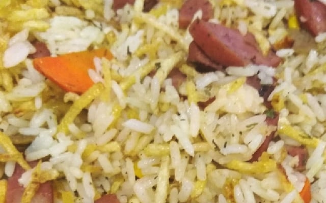 Arroz com calabresa e batata palha