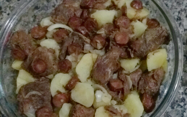 Carne de panela com batatas