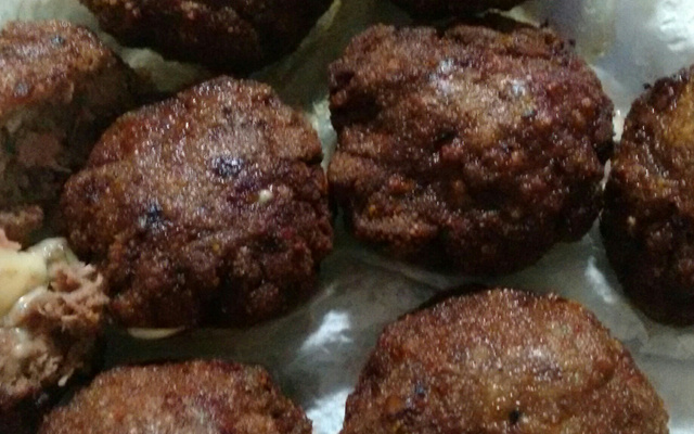 Bolinha de carne moída empanada