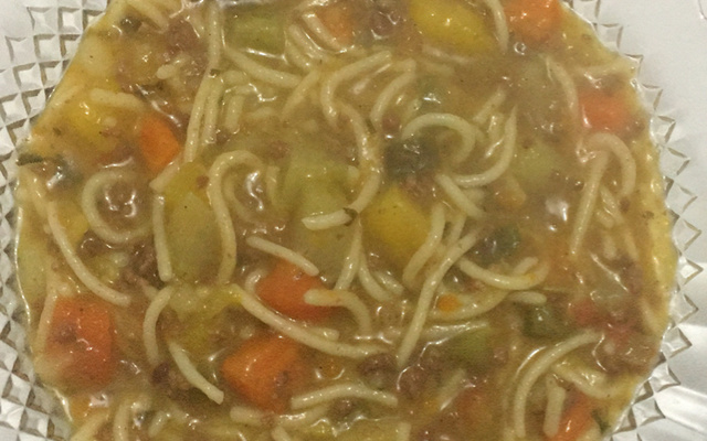Sopa de macarrão com legumes
