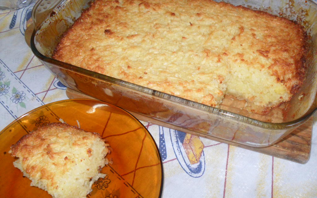 Bolo de mandioca com coco