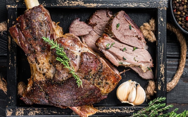 Pernil de cordeiro com molho madeira no limão siciliano e ervas