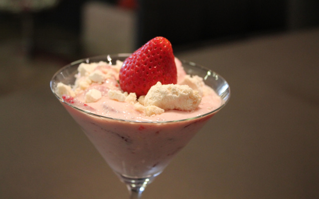 Merengue de morango com suspiro