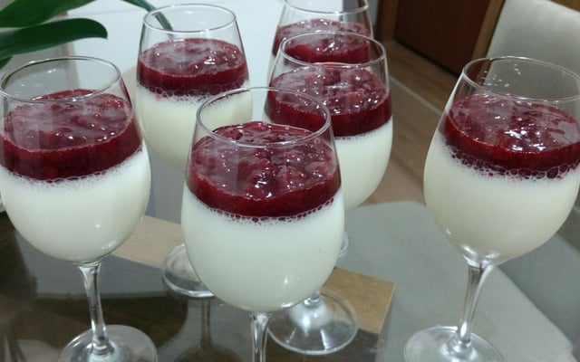 Mousse de iogurte com geleia de morango