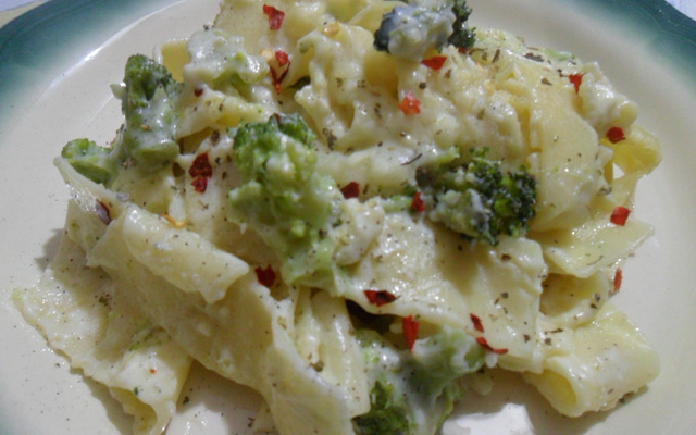 Parpadelle ao molho de brócolis.