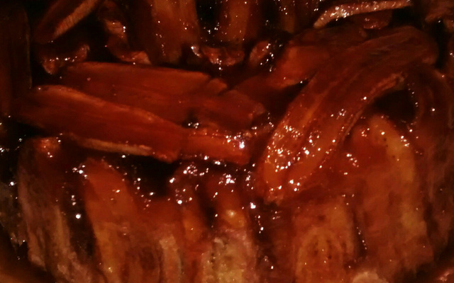 Bolo de banana com calda de caramelo