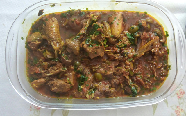 Galinha d'angola ao molho com azeitonas verdes