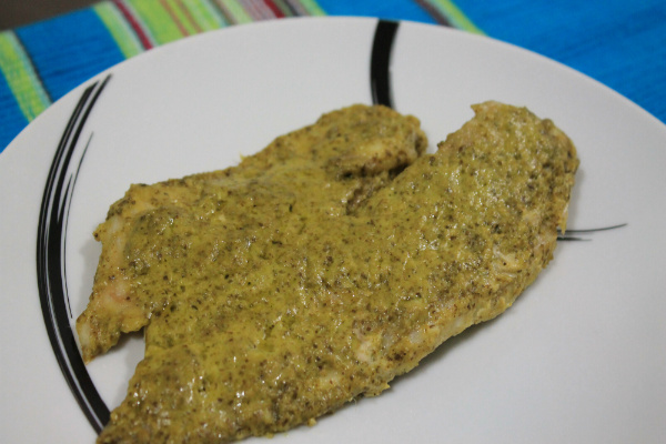 Filé de peixe assado ao molho pesto