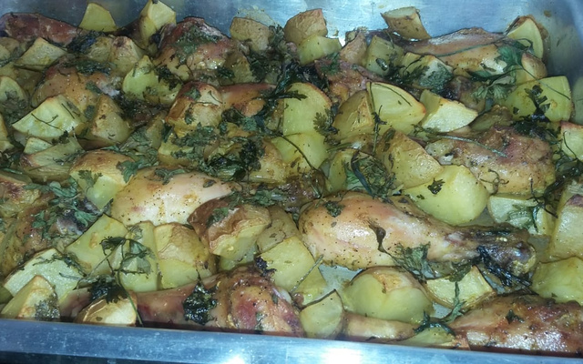 Frango assado com maionese, orégano, salsa desidratada.