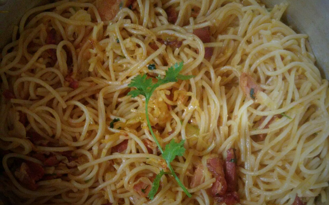 Macarrão com calabresa, bacon e repolho