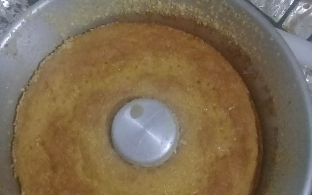 Bolo com milho de conserva e leite de coco