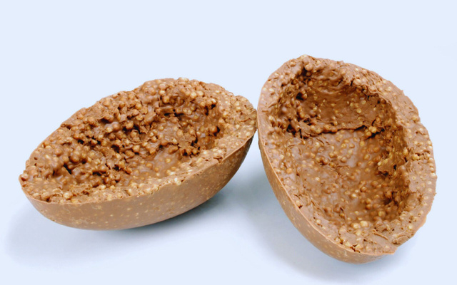 Ovo de Páscoa crocante com flocos de arroz cobertos de chocolate