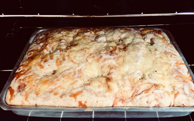 Bolo de banana com queijo e canela