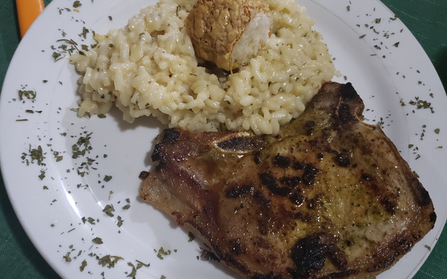 Risoto de Queijo e Cachaça com bisteca à pimenta limão